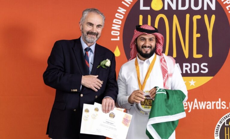 نايف سعيد الغامدي.. من أعالي الباحة إلى العالمية بعسلٍ سعوديٍ أصيل