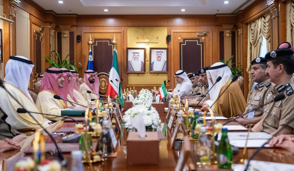 بتوجيهات-القيادة-السعودية.-وزير-الداخلية-ونظيره-الكويتي-يبحثان-تعزيز-التعاون-الأمني