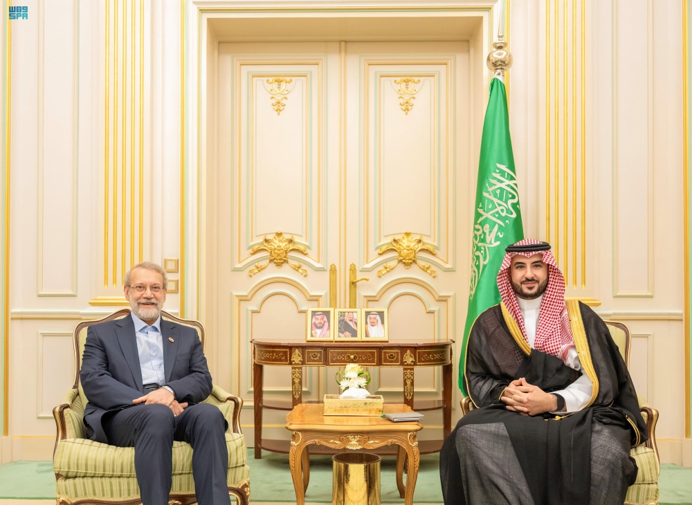 وزير-الدفاع-يستعرض-العلاقات-السعودية-الإيرانية-مع-“لاريجاني”