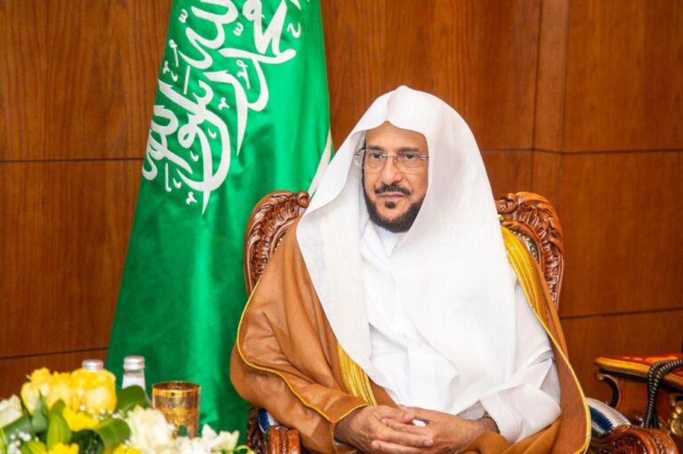 سجاد-فاخر-لا-يلهي-المصلين.-“آل-الشيخ”-يوجّه-بفرش-23-جامعًا-ومسجدًا