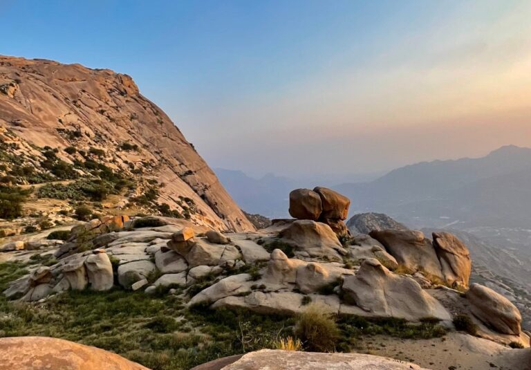 جبال-شدا-في-الباحة.-وجهة-عشاق-المغامرات-ومحبي-الاستمتاع-بالطبيعة
