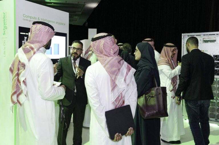 شنايدر-إلكتريك-ترقع-مذكرات-تفاهم-استراتيجية-مع-شركات-رائدة-خلال-قمة-الابتكار-بالرياض-2025