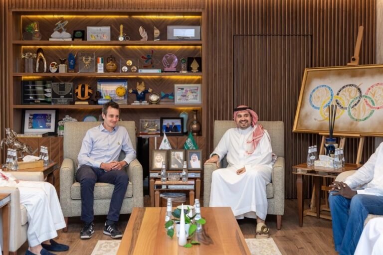سمو-الأمير-فهد-بن-جلوي-يلتقي-حامل-ذهبية-أولمبياد-لندن-وريو-للترايثلون-أليستر-براونلي
