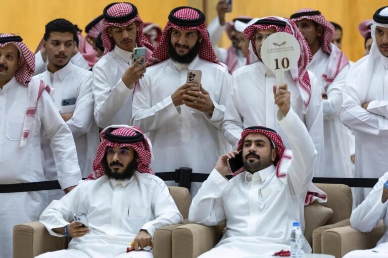 بيع-3-صقور-بقيمة-تقارب-مليون-ريال-ضمن-فعاليات-معرض-الصقور-والصيد