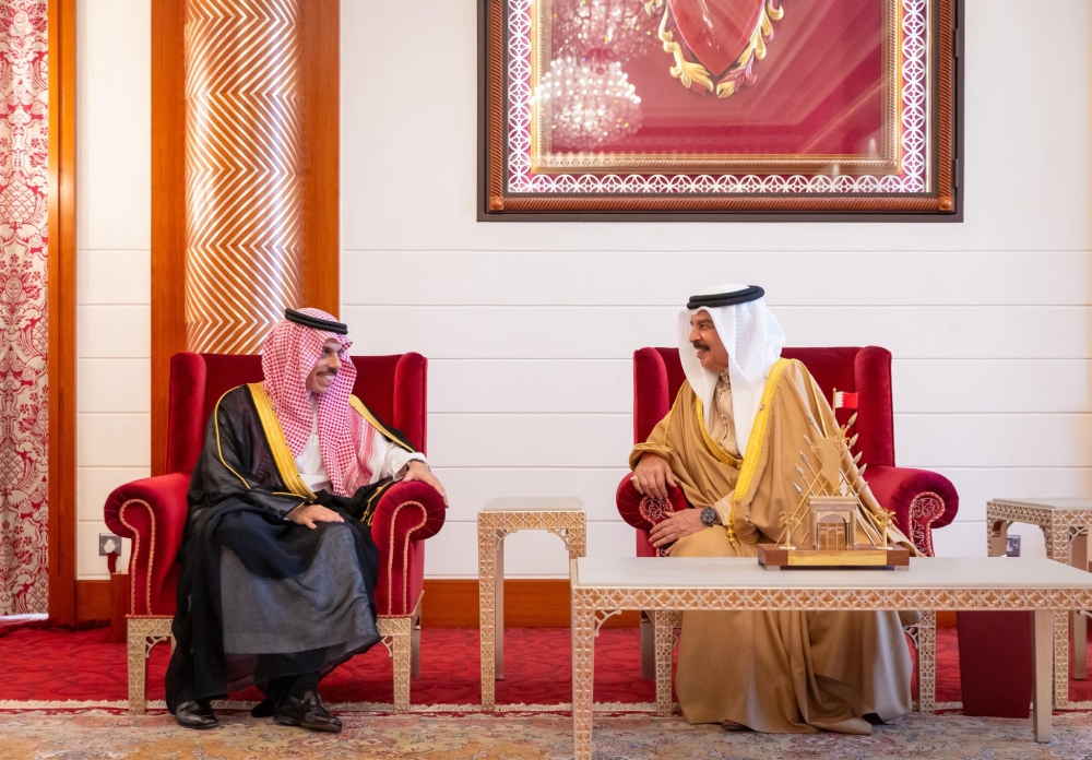 ملك-البحرين-ووزير-الخارجية-يستعرضان-سبل-تعزيز-العلاقات-بين-البلدين