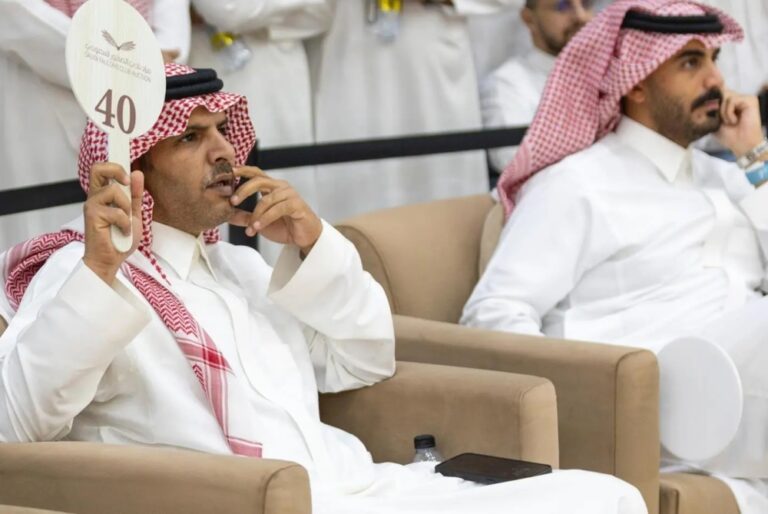 بيع-صقرين-منغوليين-بـ-900-ألف-ريال-في-معرض-الصقور-والصيد