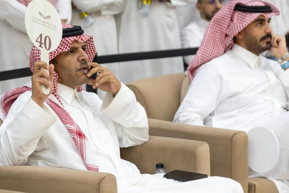 بيع-صقرين-منغوليين-بـ-900-ألف-ريال-في-معرض-الصقور-والصيد