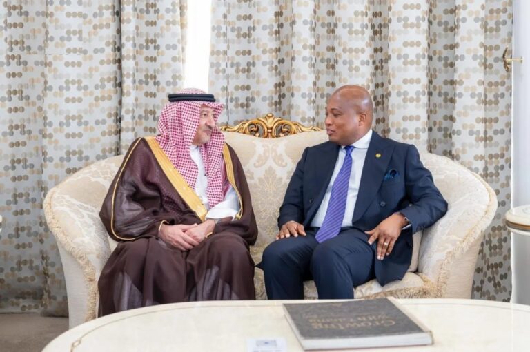 الخريجي-يصل-إلى-غانا-ويبحث-العلاقات-الثنائية-مع-الرئيس-مهاما
