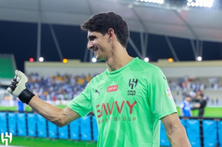 عاجل.-غضب-ياسين-بونو-من-حسان-تمبكتي-في-مباراة-كلاسيكو-الهلال-والاتحاد
