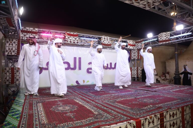 جذبت-الأسر-والشباب.-عروض-شعبية-مميزة-في-مسرح-“ليالي-رفحاء”