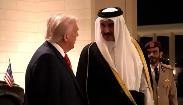 على-متن-الطائرة-الرئاسية.-تفاصيل-لقاء-ترامب-وأمير-قطر