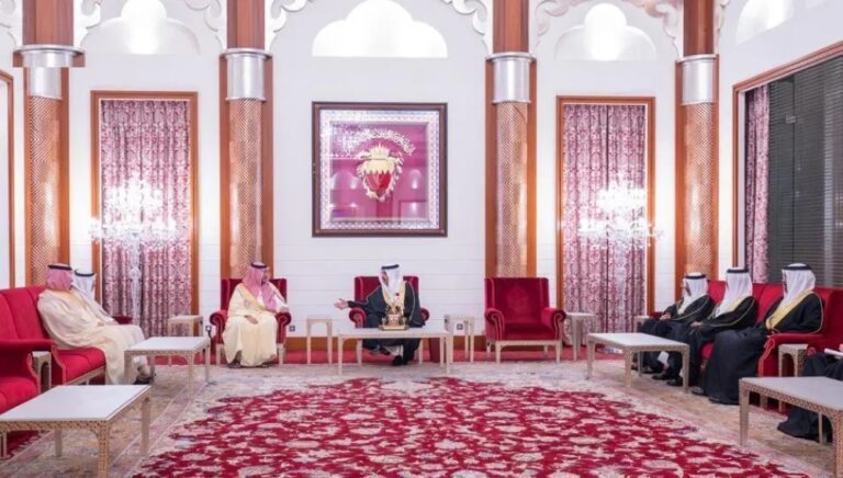 ملك-البحرين-يستقبل-الأمير-تركي-بن-محمد-بن-فهد