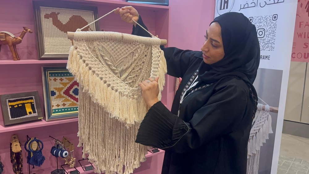 فيديو|-بأناملها-فقط.-حرفية-تبتكر-لغة-فنية-جديدة-لرسم-التراث-بخيوط-المكروميات