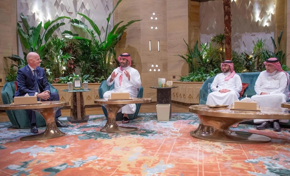 ولي-العهد-يناقش-قضايا-الرياضة-مع-رئيس-الاتحاد-الدولي-لكرة-القدم