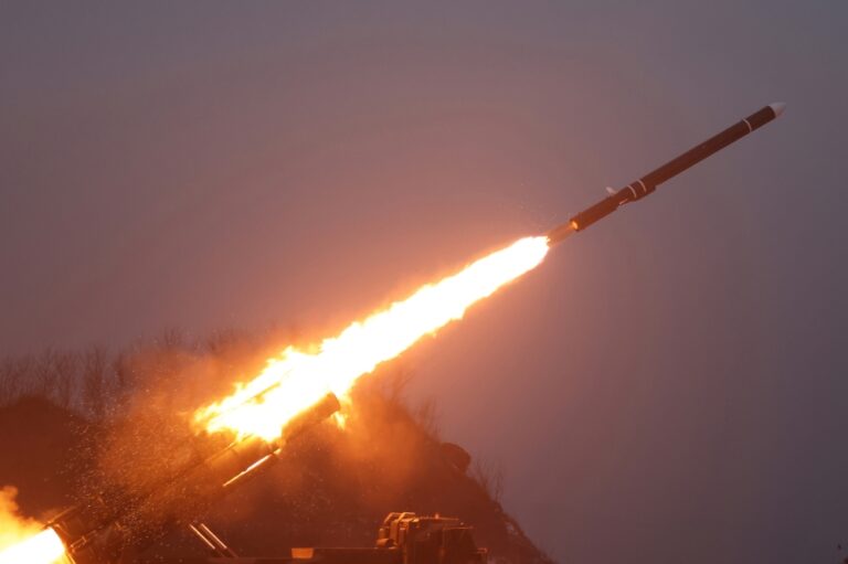 بيونج-يانج-تختبر-صاروخ-كروز-عشية-زيارة-ترامب-الى-كوريا-الجنوبية