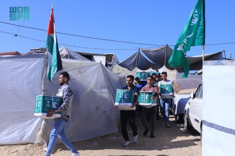 صور|-السعودية-تواصل-توزيع-المساعدات-الغذائية-في-قطاع-غزة