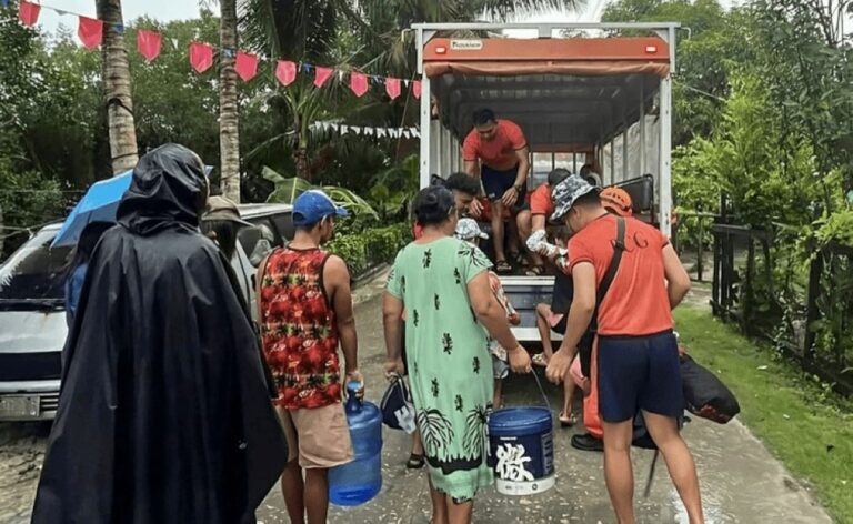 إجلاء-أكثر-من-150-ألف-شخص.-رعب-في-الفلبين-من-إعصار-كالماغي