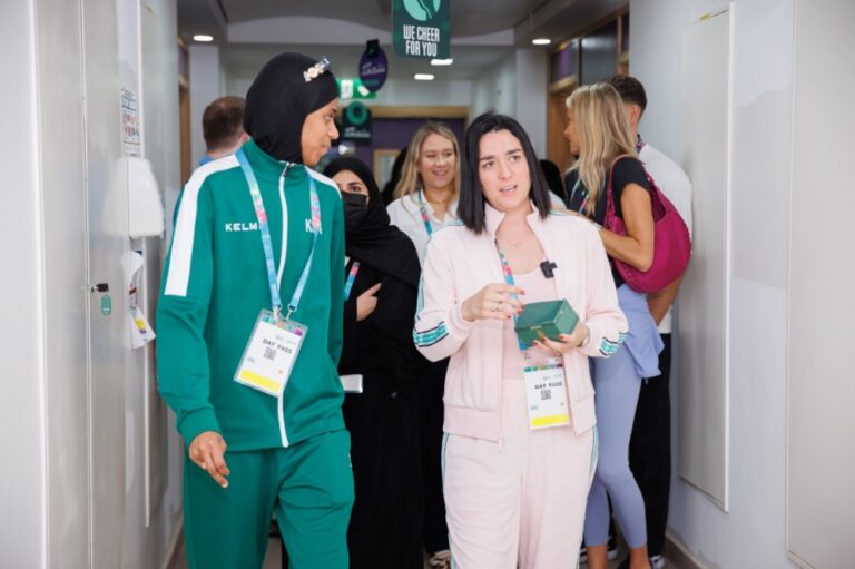 أنس-جابر-ودنيا-أبو-طالب-تزوران-قرية-الرياضيين 