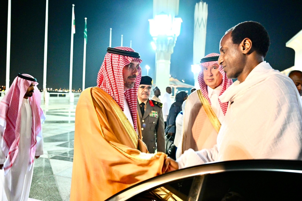 رئيس-وزراء-النيجر-يصل-إلى-جدة-لأداء-مناسك-العمرة