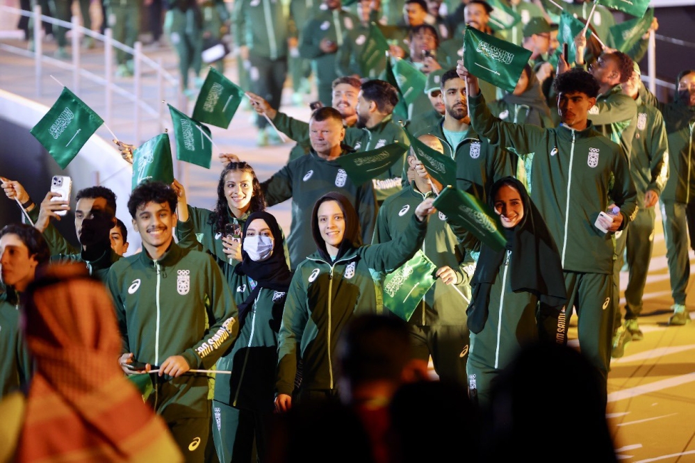 الخزعل-والنعيمي-رفعا-العلم-في-الافتتاح