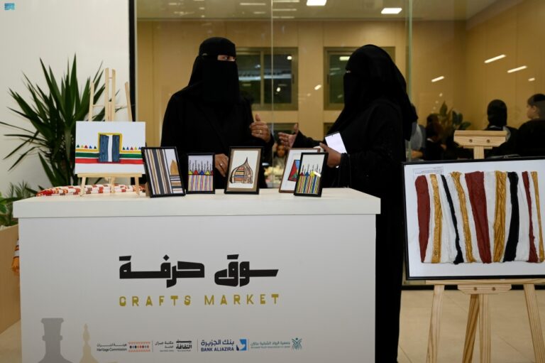 خزف-وفخار-وجلود.-أجواء-تفاعلية-تجذب-زوار-“سوق-حِرفة”-في-جازان