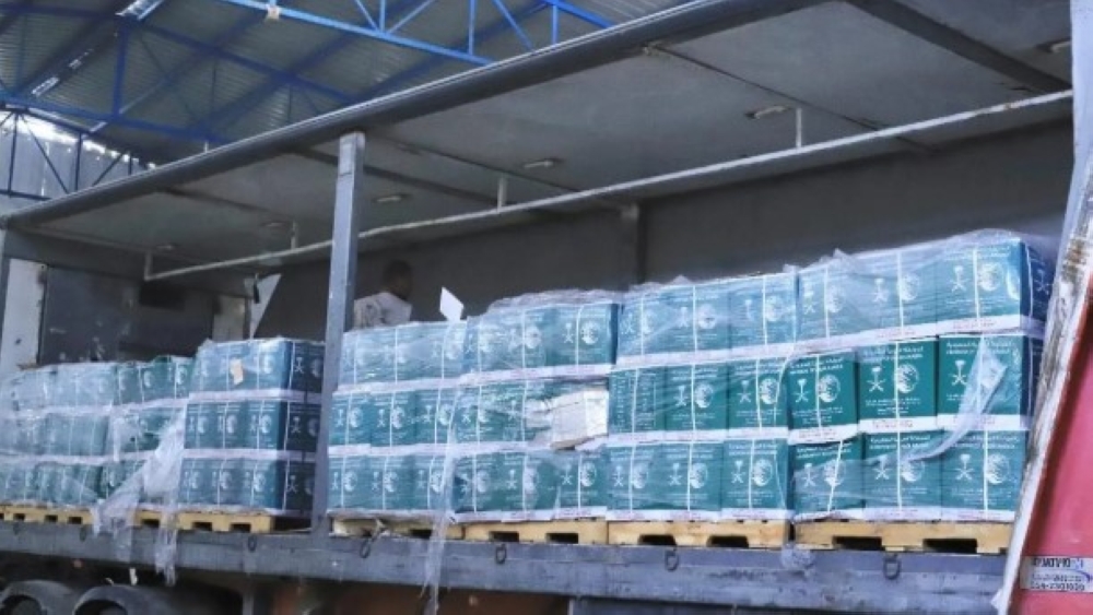 عاجل:-صور.-مركز-الملك-سلمان-للإغاثة-يسلم-مئات-السلال-الغذائية-في-غزة