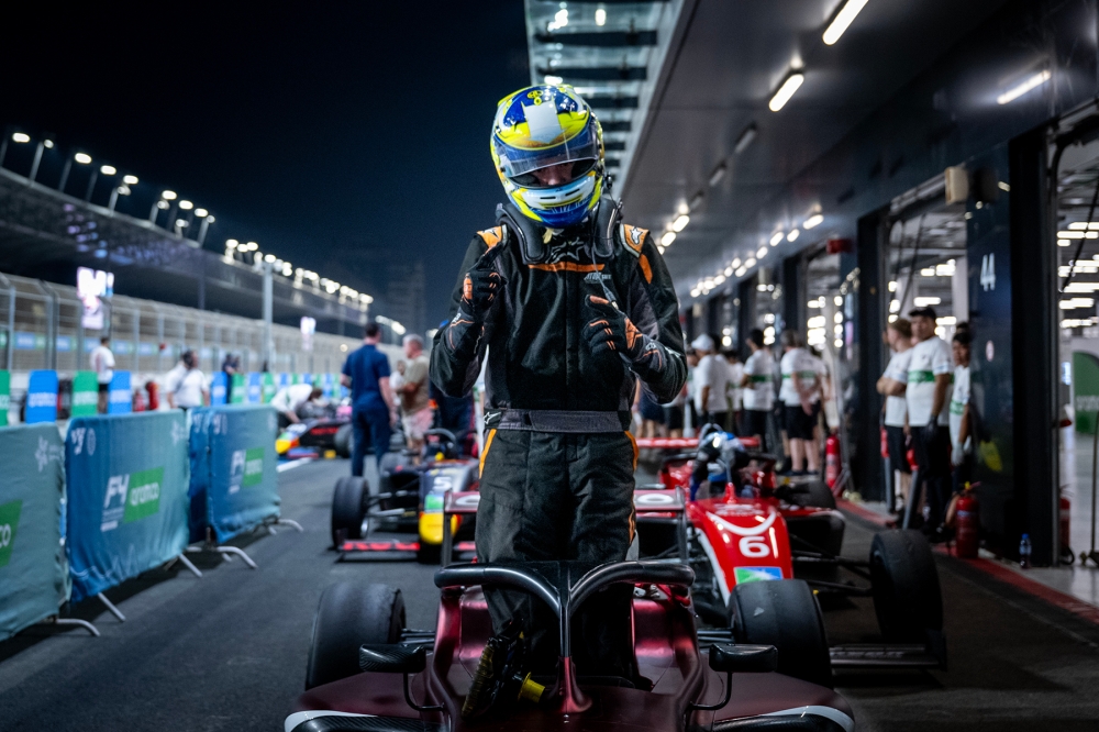 الأبطال-يعتلون-منصة-التويج-في-جدة-في-ختام-السباق-الافتتاحي-للجولة-الثالثة-من-بطولة-أرامكو-السعودية-للفورمولا4