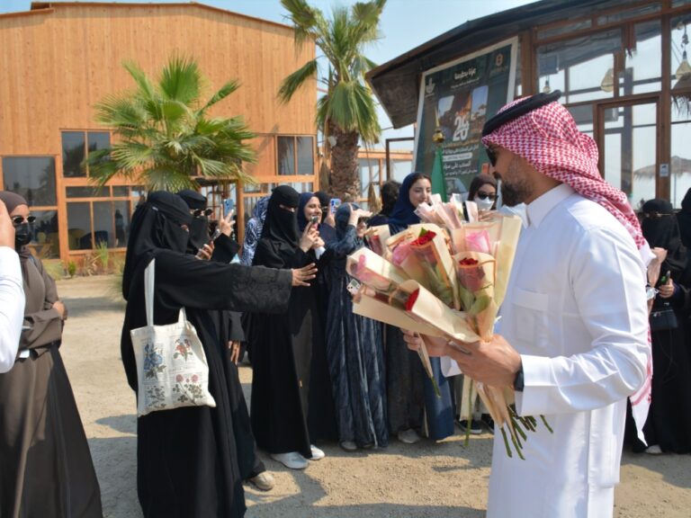 130-طالبة-جامعية-يزرن-شاطئ-المانجروف-في-دارين-وتاروت-برحلة-علمية