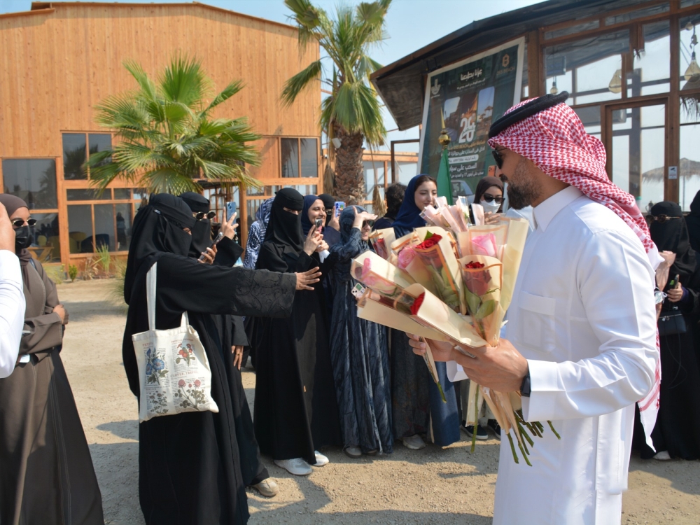 130-طالبة-جامعية-يزرن-شاطئ-المانجروف-في-دارين-وتاروت-برحلة-علمية