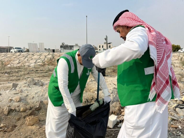 25-متطوع-ومتطوعة-يزيلون-طنًا-من-البلاستيك-بشاطئ-سيهات