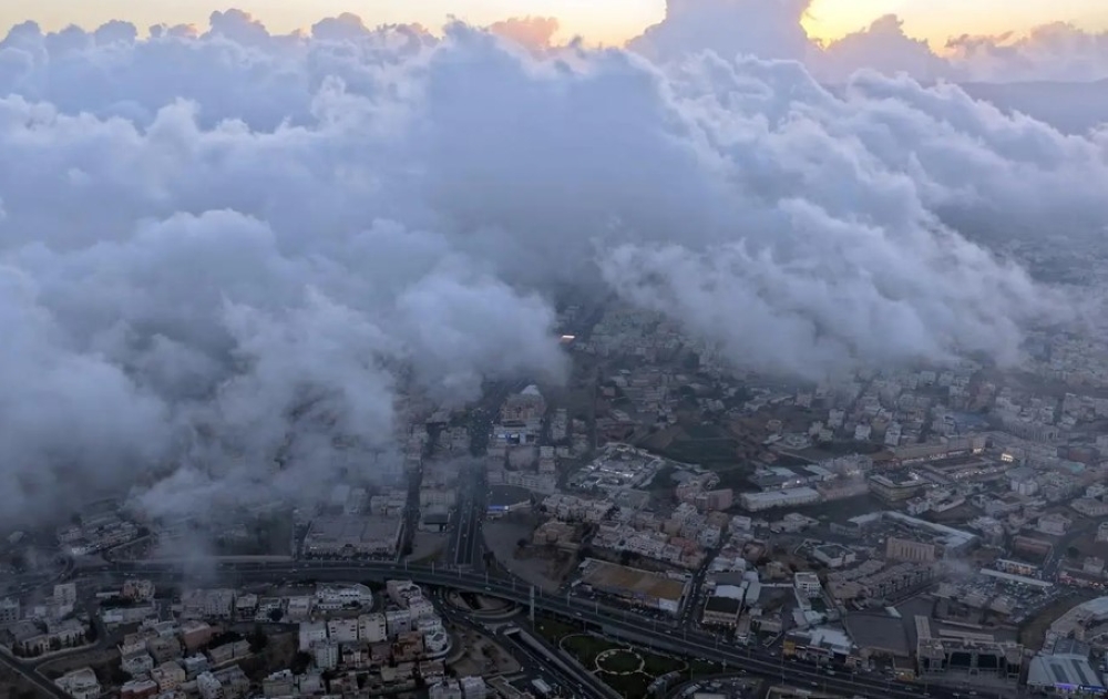 شاهد-بالصور.-السحب-والضباب-يشكلان-لوحة-طبيعية-آسِرة-بمرتفعات-أبها
