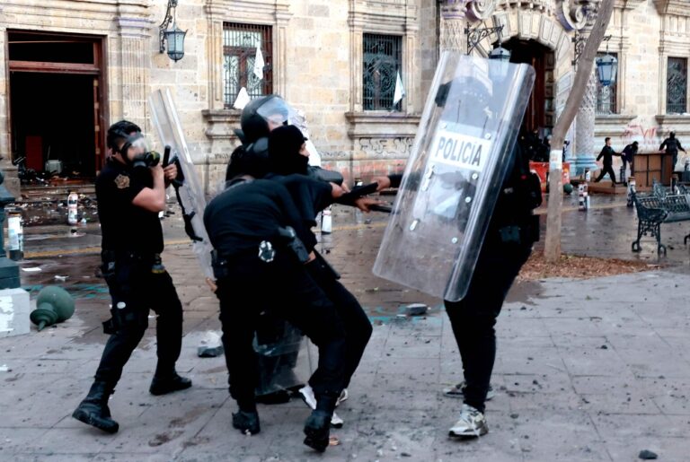 أكثر-من-100-جريح-في-صدامات-بين-الشرطة-ومحتجين-بالمكسيك