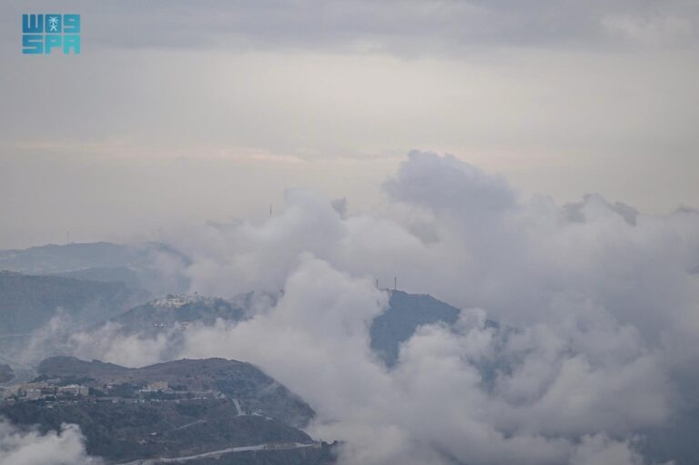 الأمطار-والغيوم-تحوّل-منطقة-الباحة-إلى-لوحة-شتوية-ساحرة