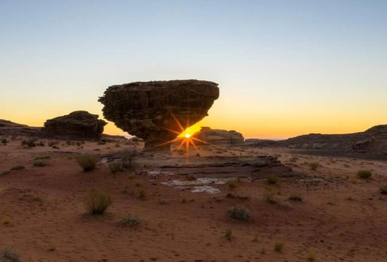 صور|-الموائد-الصخرية-في-تبوك.-معالم-طبيعية-شامخة-منذ-آلاف-السنين