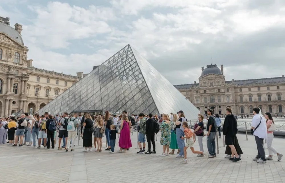 اللوفر-يغلق-قاعة-للزوار-ويجلي-موظفيها-بسبب-هبوط-أرضي-مفاجئ