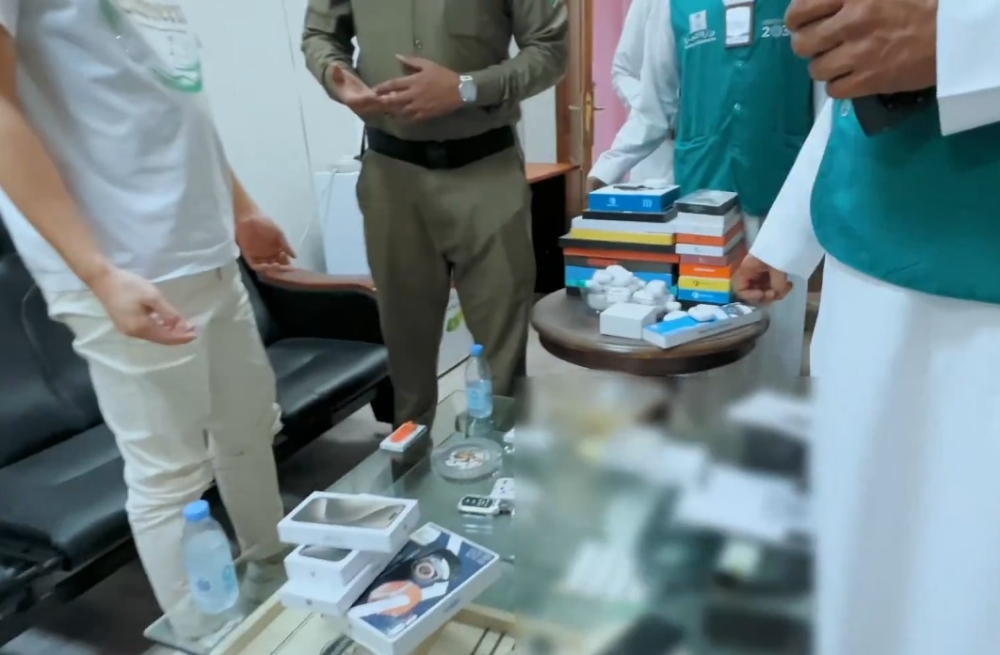 جدة.-“التجارة”-تضبط-عمالة-آسيوية-تغش-في-الهواتف-الذكية-وملحقاتها