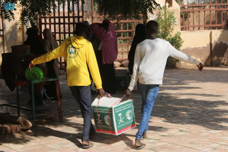 للفئات-الأشد-حاجة.-السعودية-تقدم-مساعدات-غذائية-وطبية-في-4-دول