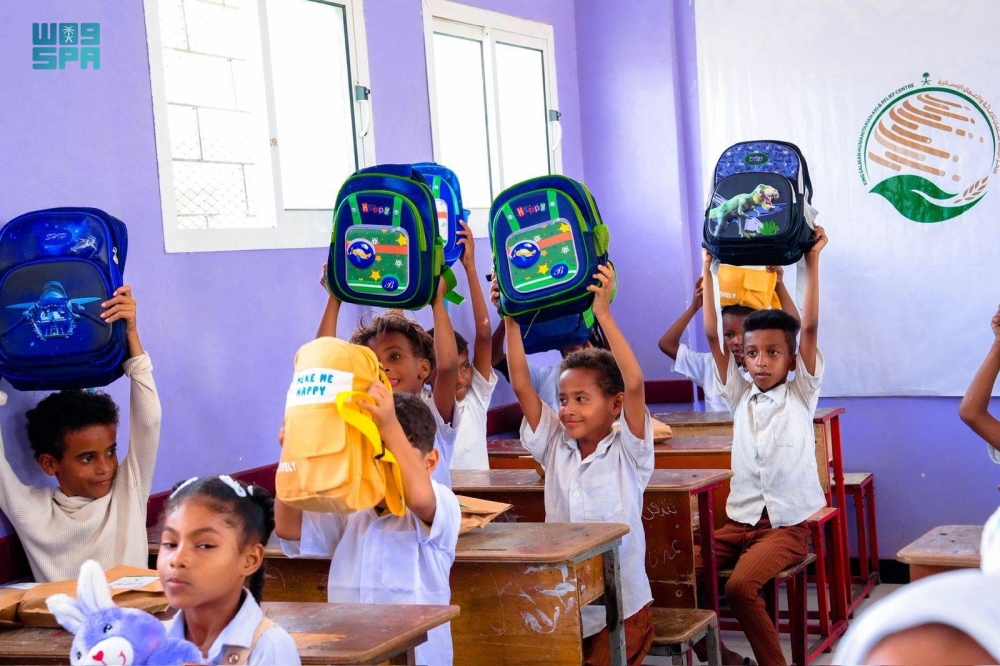 شقيقان-كانا-يتشاركان-قلمًا-واحدًا.-السعودية-تدخل-الفرحة-على-أطفال-اليمن