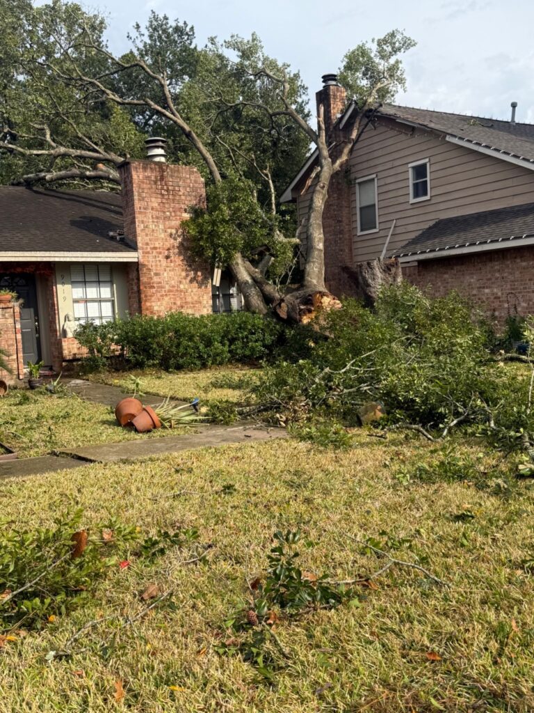 صور|-إعصار-يضرب-ضواحي-هيوستن-ويُلحق-أضرارًا-بأكثر-من-100-منزل