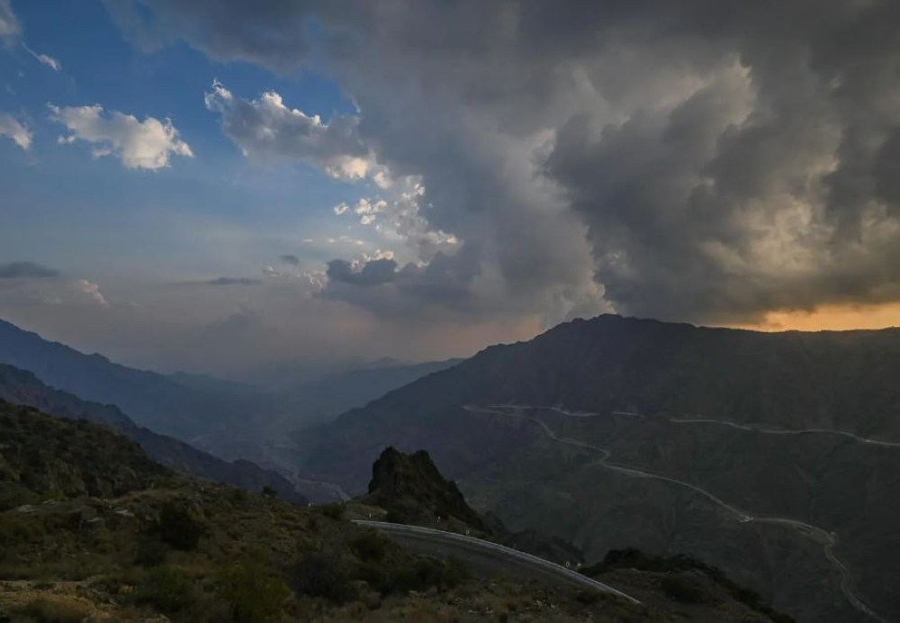 مصحوبة-بعواصف-رعدية.-هطول-أمطار-متفرقة-على-منطقة-الباحة