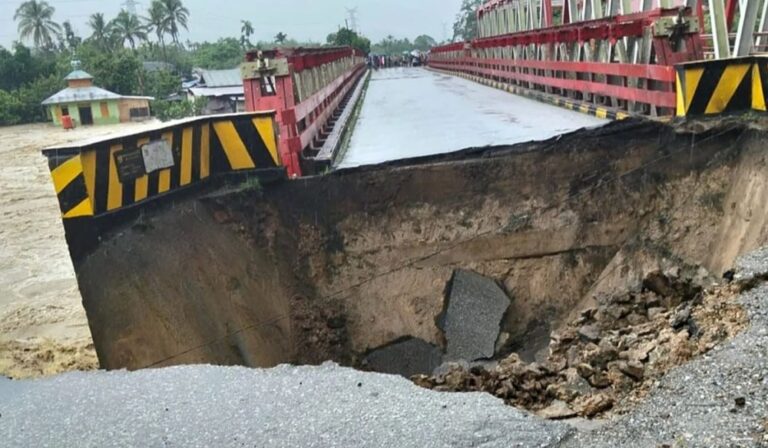 مصرع-10-أشخاص-وفقدان-آخرين-في-فيضانات-وانهيارات-أرضية-بإندونيسيا