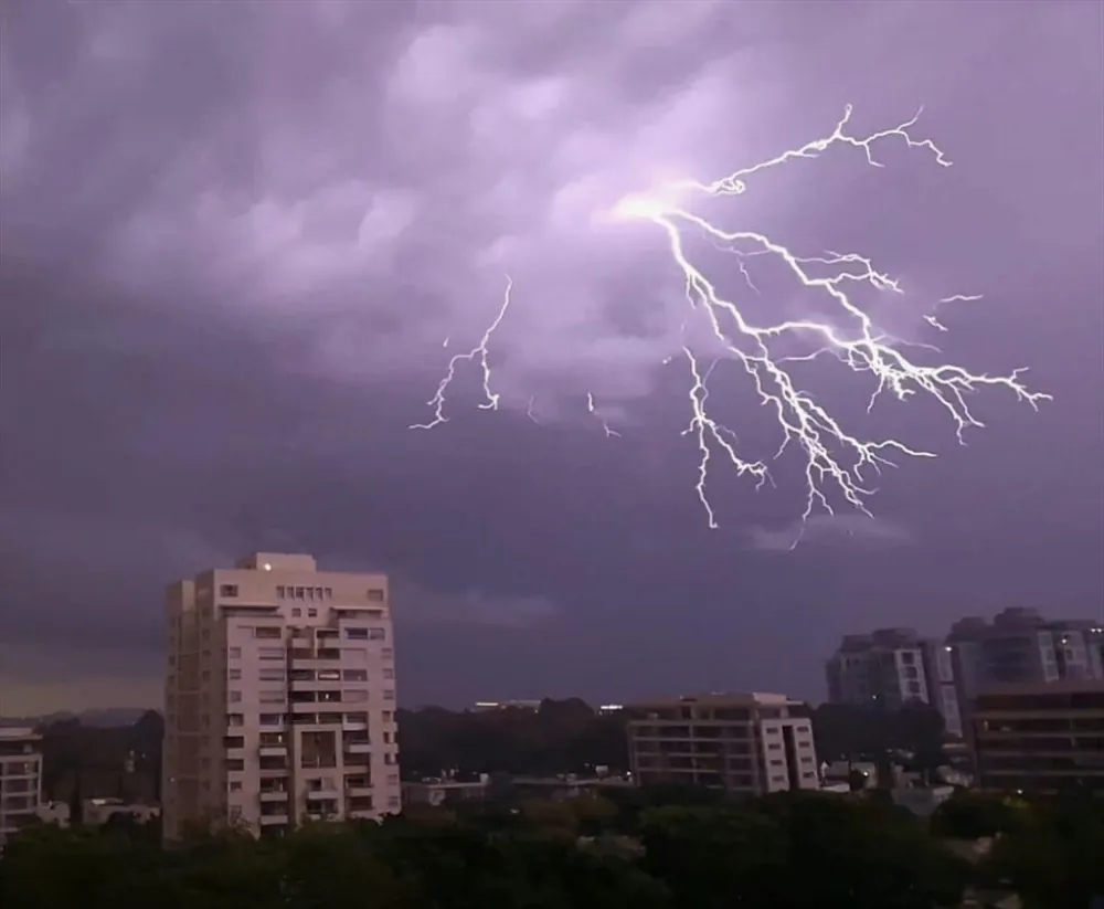 حالة-الطقس.-استمرار-الأمطار-الرعدية-ورياح-مثيرة-للأتربة-والغبار