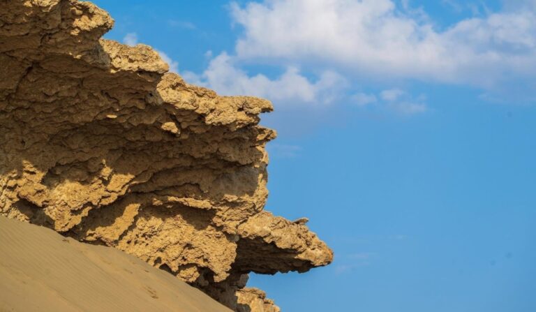 شاطئ-“الهرابة”-يكشف-تنوّع-التكوينات-الطبيعية-على-ساحل-الوجه