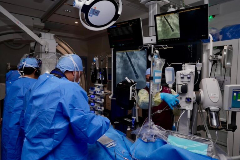 قسطرة-بنائية-معقّدة-تنقذ-حياة-خمسينية-من-فشل-القلب-بمكة