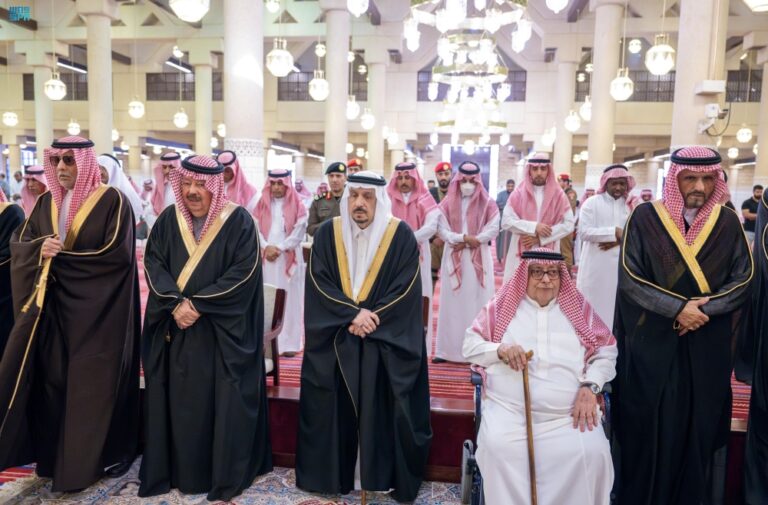 أمير-الرياض-يؤدي-صلاة-الميت-على-الأمير-عبدالله-بن-فهد-بن-عبدالله-بن-عبدالعزيز-بن-مساعد-بن-جلوي-آل-سعود