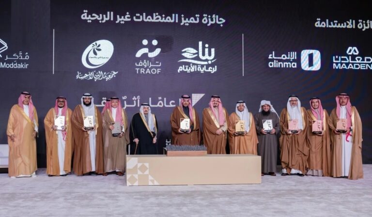 نيابة-عن-خادم-الحرمين.-أمير-الرياض-يكرم-الفائزين-بجائزة-الملك-خالد