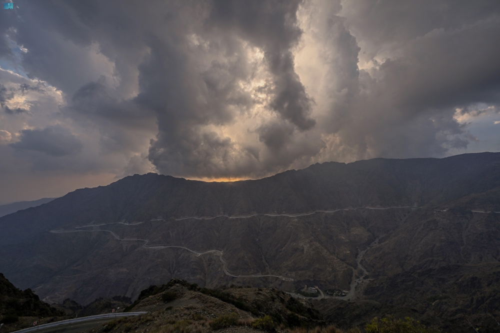 طقس-الجمعة-بالسعودية.-سحب-رعدية-ورياح-بـ8-مناطق-وضباب-كثيف-بالشرقية