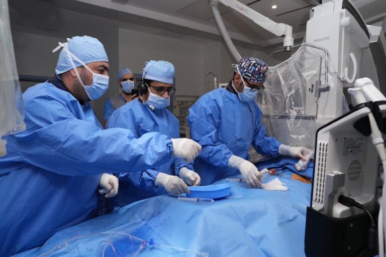 تقنية-القسطرة-القلبية-تنقذ-تسعينية-من-جراحة-عالية-الخطورة-في-مكة-المكرمة