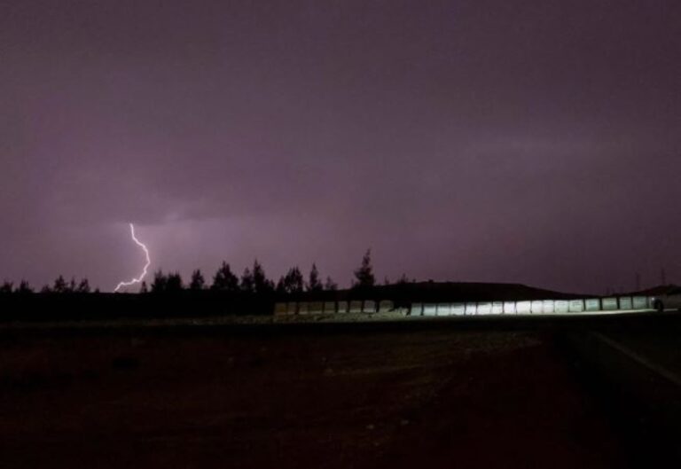صواعق-رعدية-مصحوبة-بأمطار-على-مدينة-عرعر.-وتعليق-الدراسة-غدًا