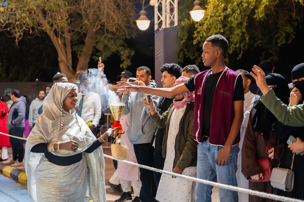 انسجام-عالمي.-المقيمون-الإثيوبيون-يؤدون-رقصات-شعبية-بمصاحبة-الطبول